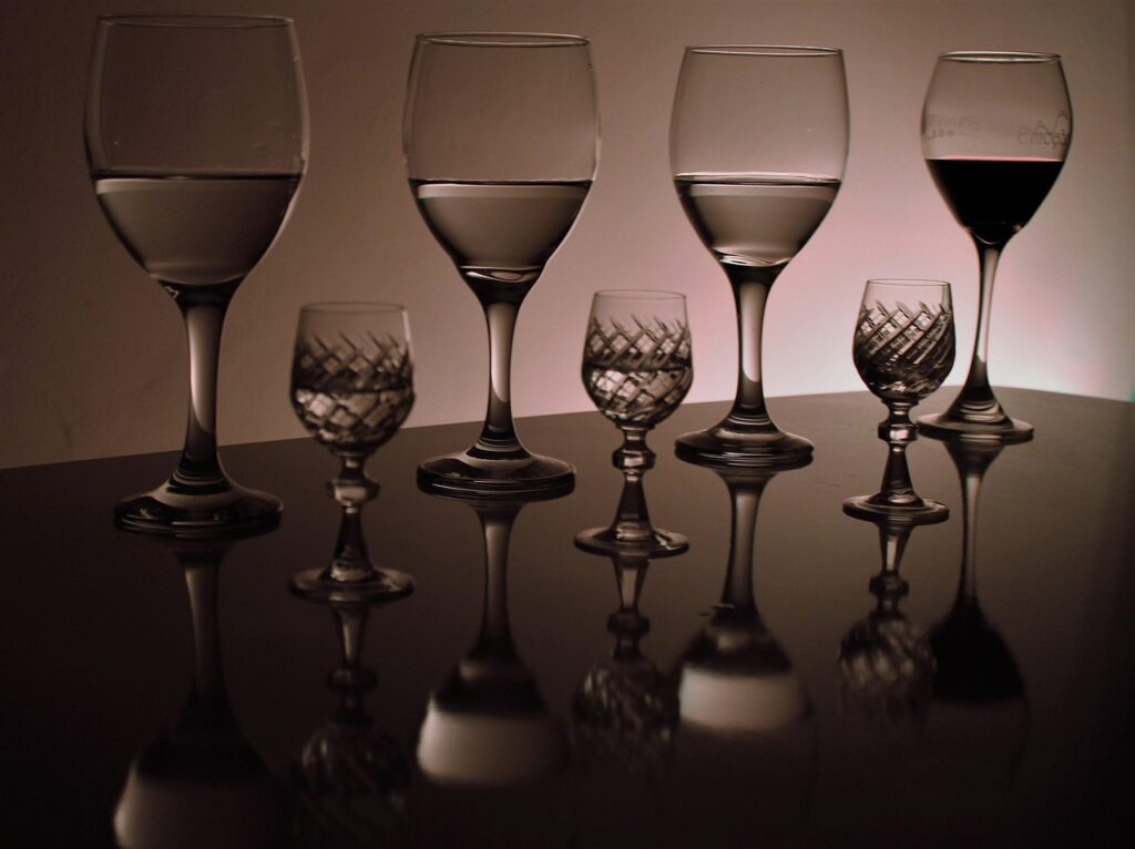 events, to have lunch, parties, party room, lights, dinner, wedding organization, reflexes, glass, crystals, wine, cups